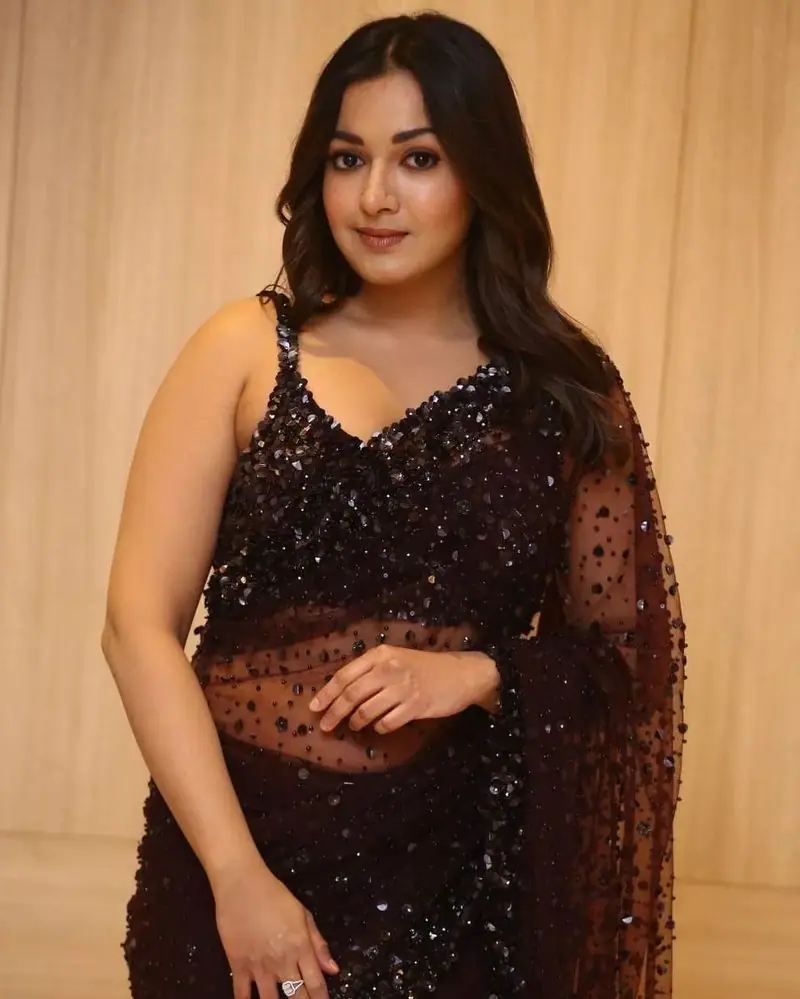 Catherine tresa hot photos in black saree looking chubby
