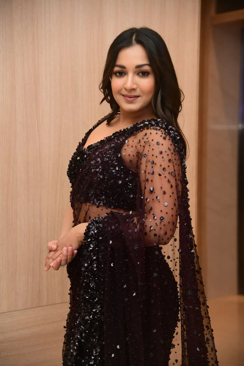 Catherine tresa hot photos in black saree looking chubby