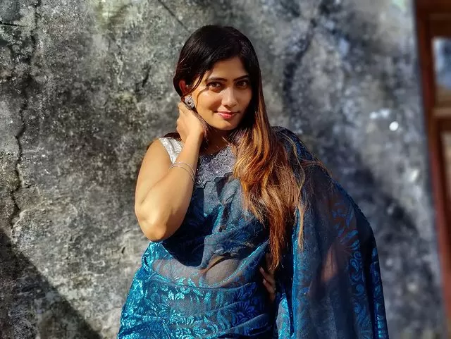 Biggboss julie got laser surgery done photos from hospital getting viral