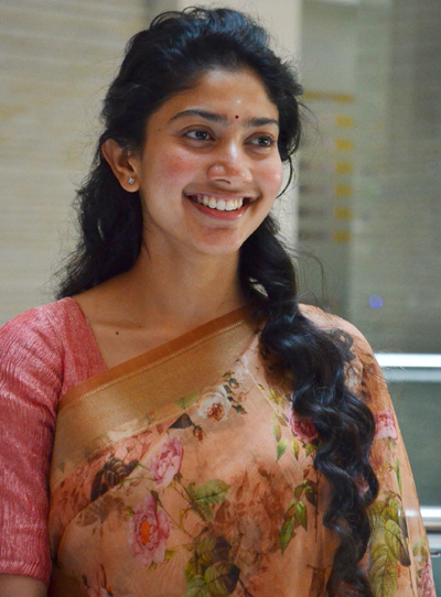 sai pallavi got inbetween crowd after a public function video viral