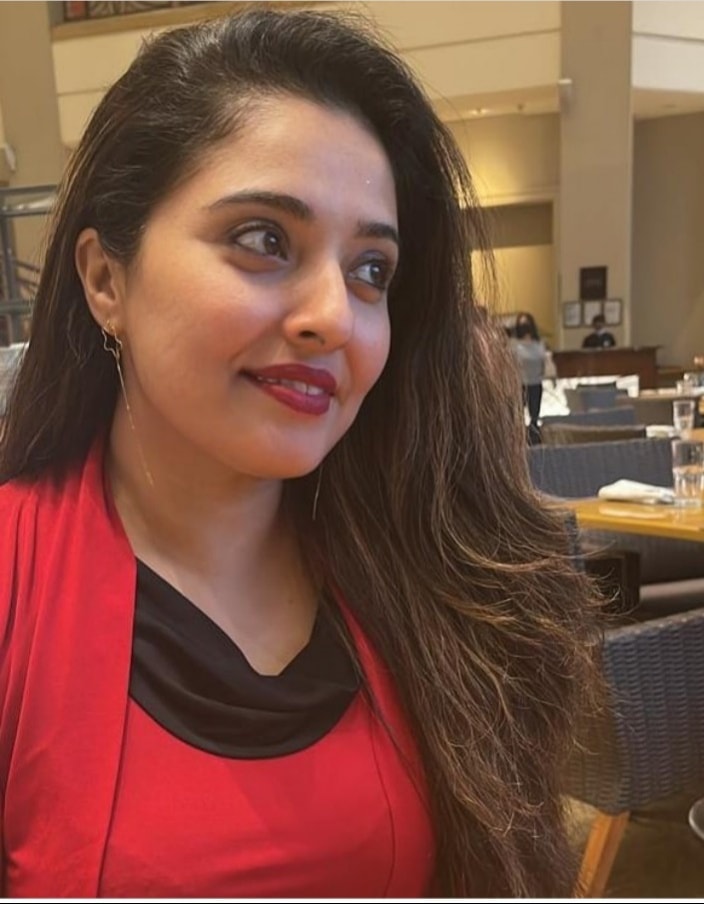 Young maid girl working in actress mumtaj house asked for help from police