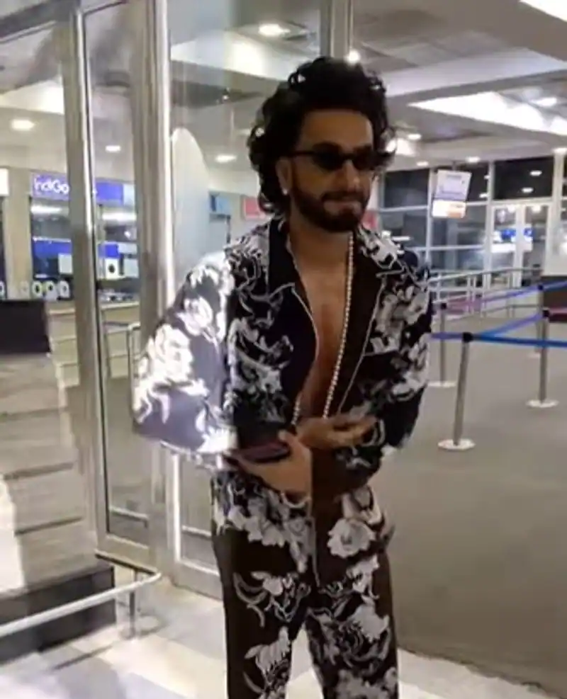 Ranveer singh shows sign to press people does he indicate deepika padukone pregnancy questions fans