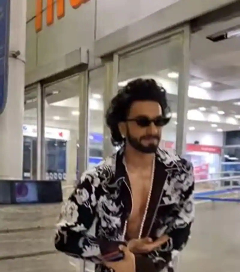 Ranveer singh shows sign to press people does he indicate deepika padukone pregnancy questions fans