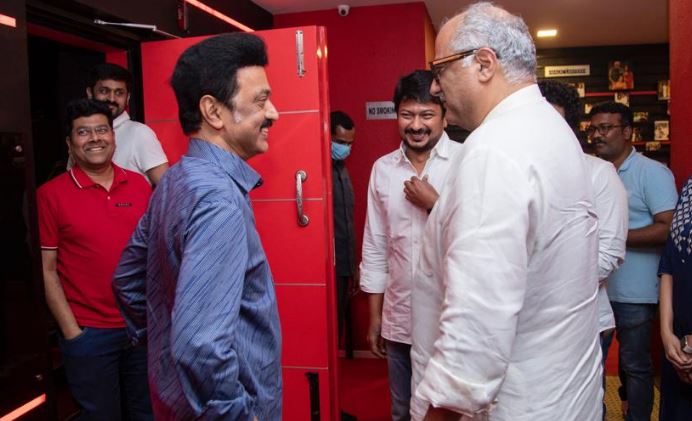 Mk stalin watches special show of nenjuku needhi movie