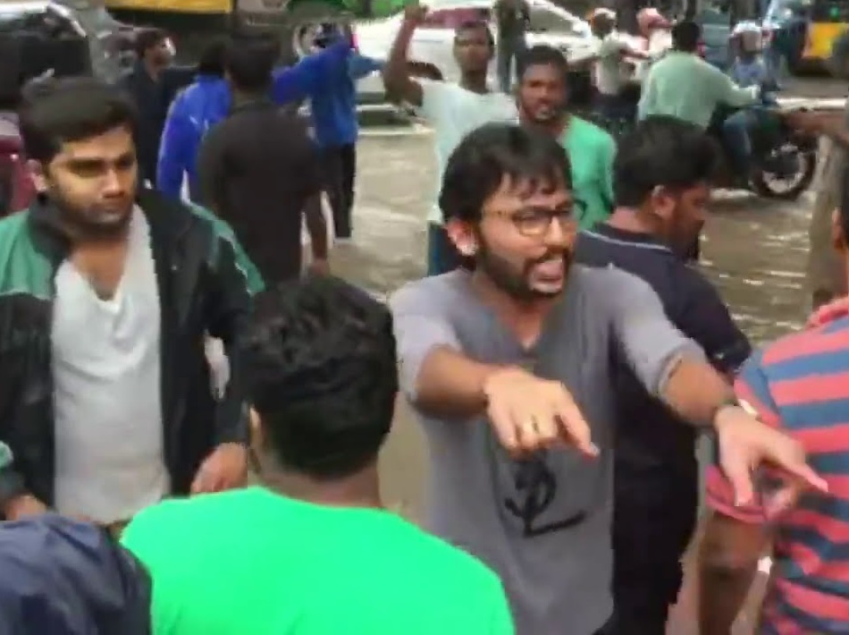 Rajini fans cornering rj balaji for his college speech on rajini films