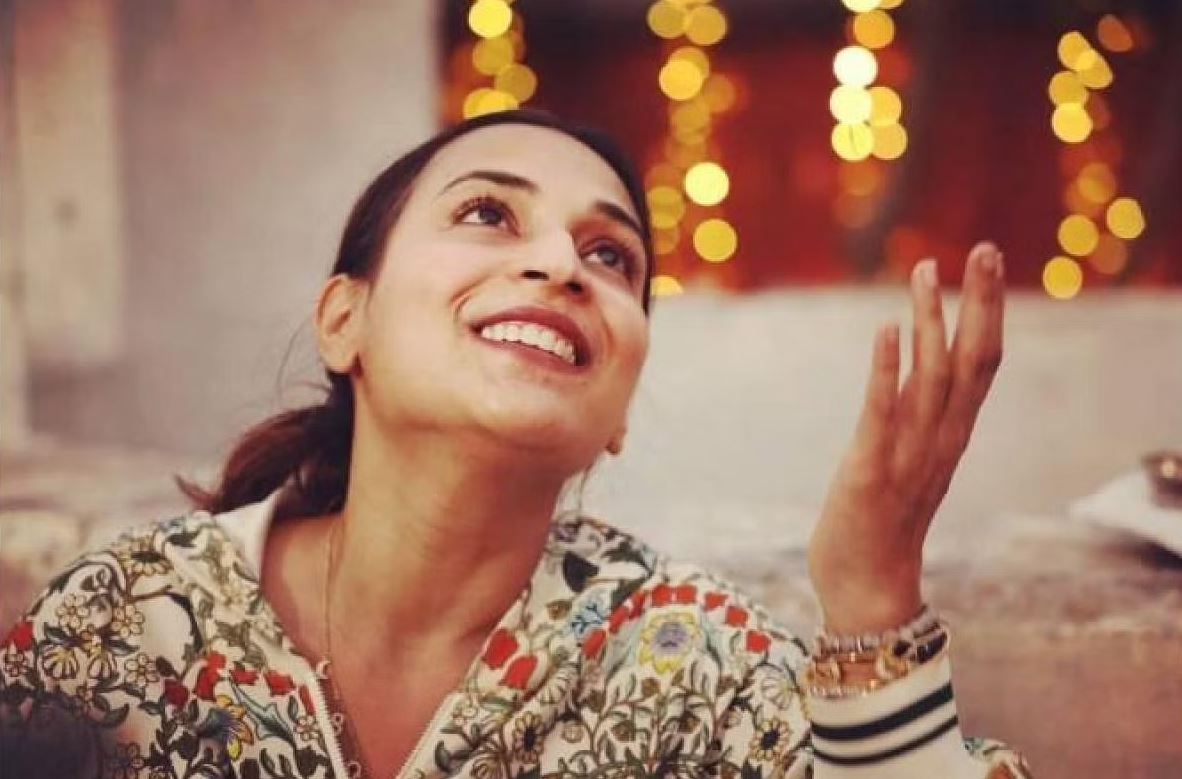 Aiswarya rajinikanth shares photo with her sons on social media