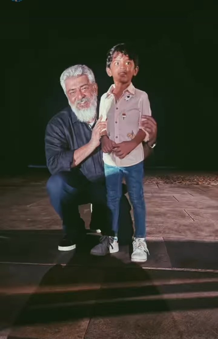 Ajith latest photos with family and fans getting viral on social media