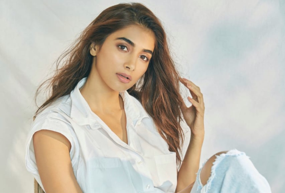 pooja hegde caught up in an accident photos getting viral