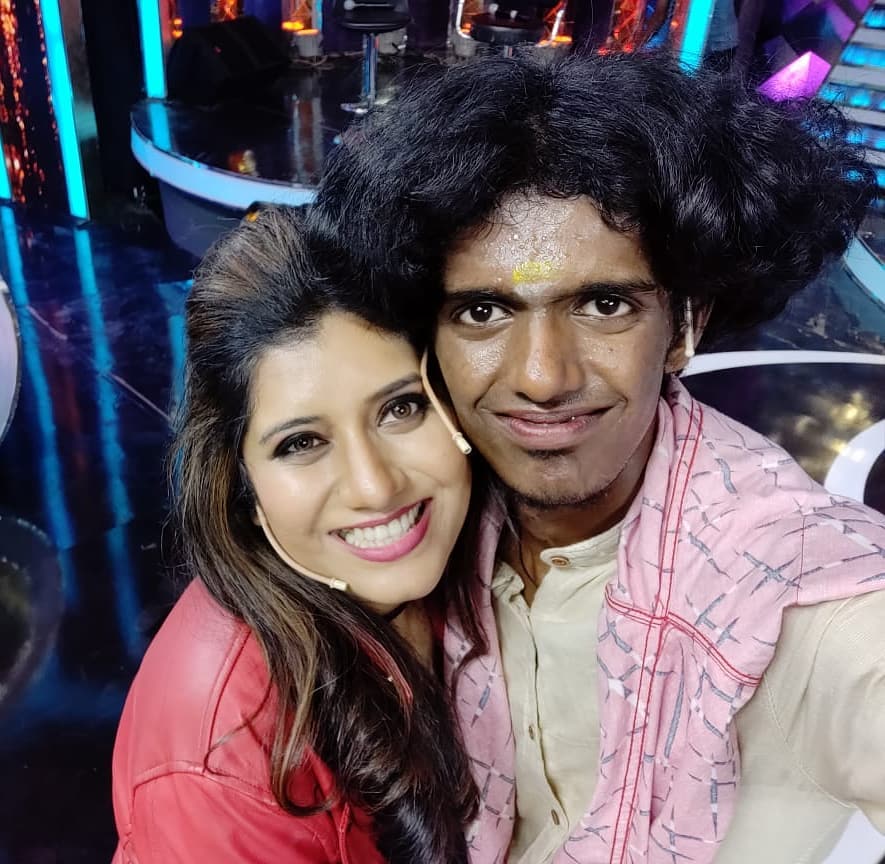 Vijay Television Anchor Priyanka Despande Left Job At Vijaytv