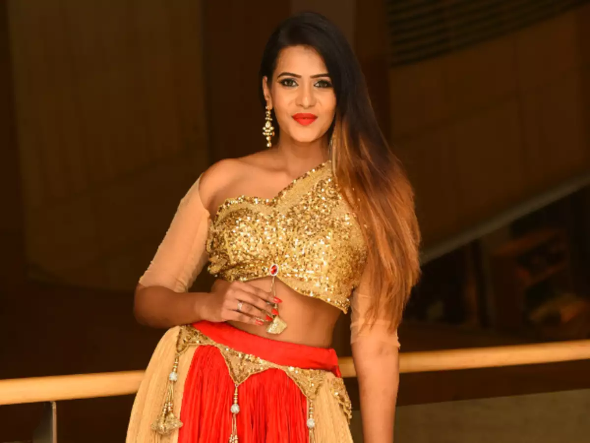 Meera mithun cries on interview about poverty and issues depression faced by her now viral video