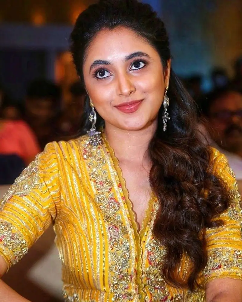 Priyanka mohan to act with telungu superstar mahesh babu