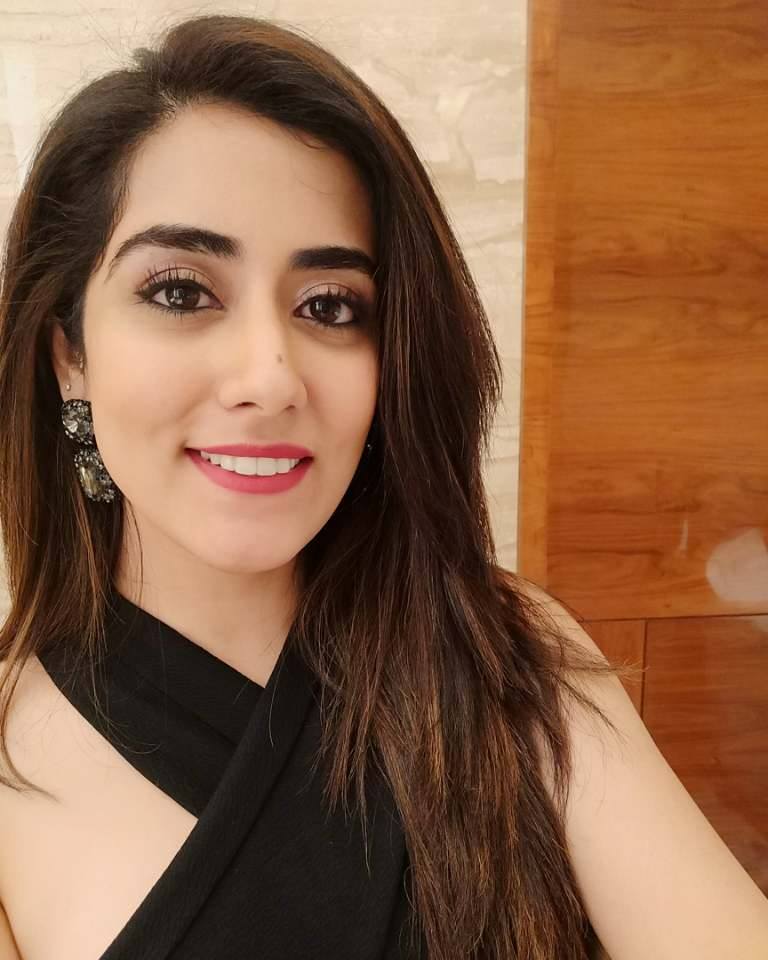 Jonita gandhi about marrying anirudh in award function