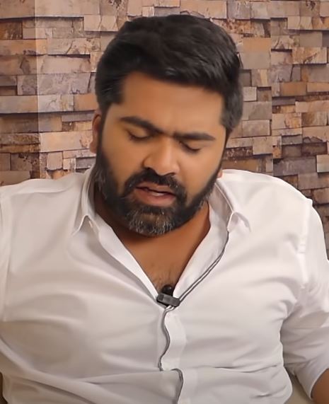 Simbu shocks media person by talking about iruttu araiyil murattu kuthu