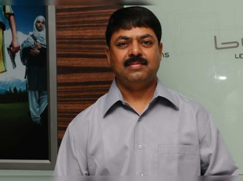 James vasanth angry on super singer finale song sung by 8 year old girl