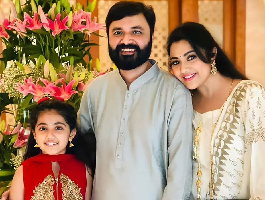 Superstar rajinikanth went to actress meena house for condolence