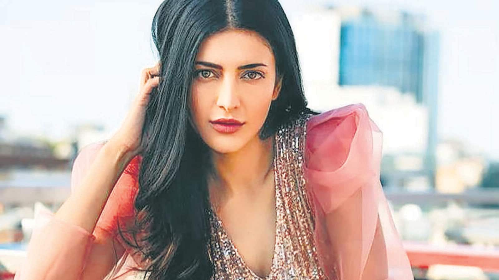 Shruthi haasan following sunny leone video getting viral on social media