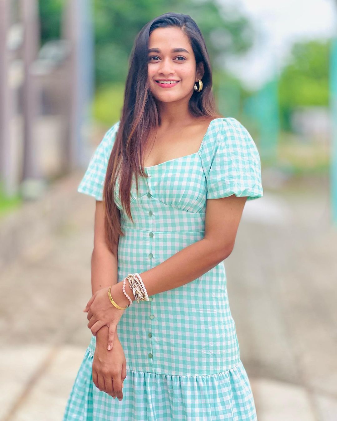 Pandian stores kaavya arivumani as construction employee photos getting viral on social media