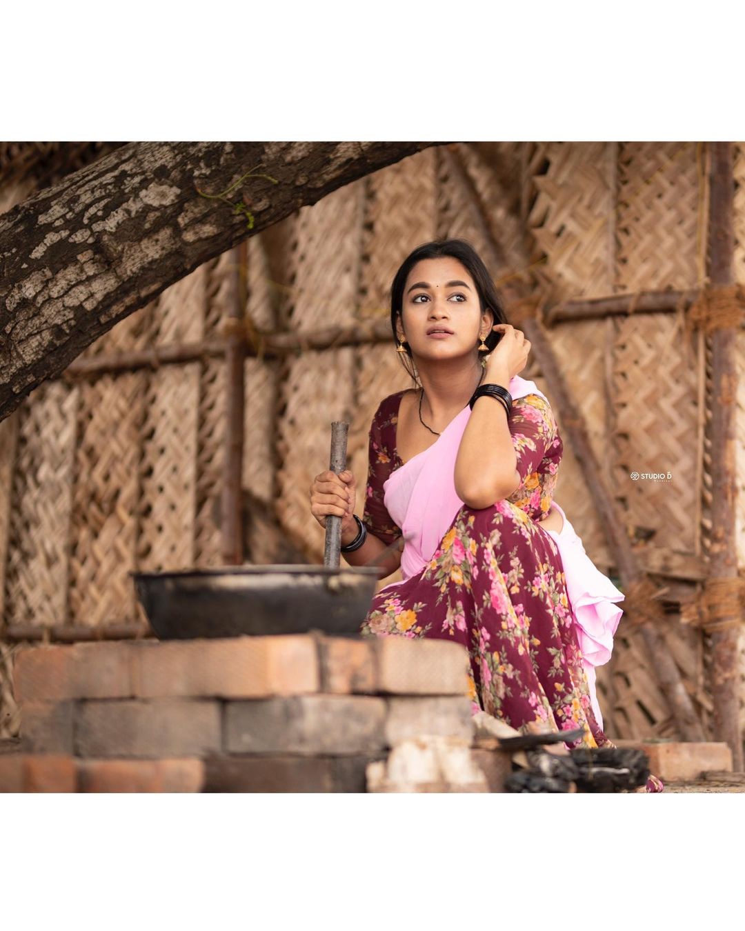 Pandian stores kaavya arivumani as construction employee photos getting viral on social media