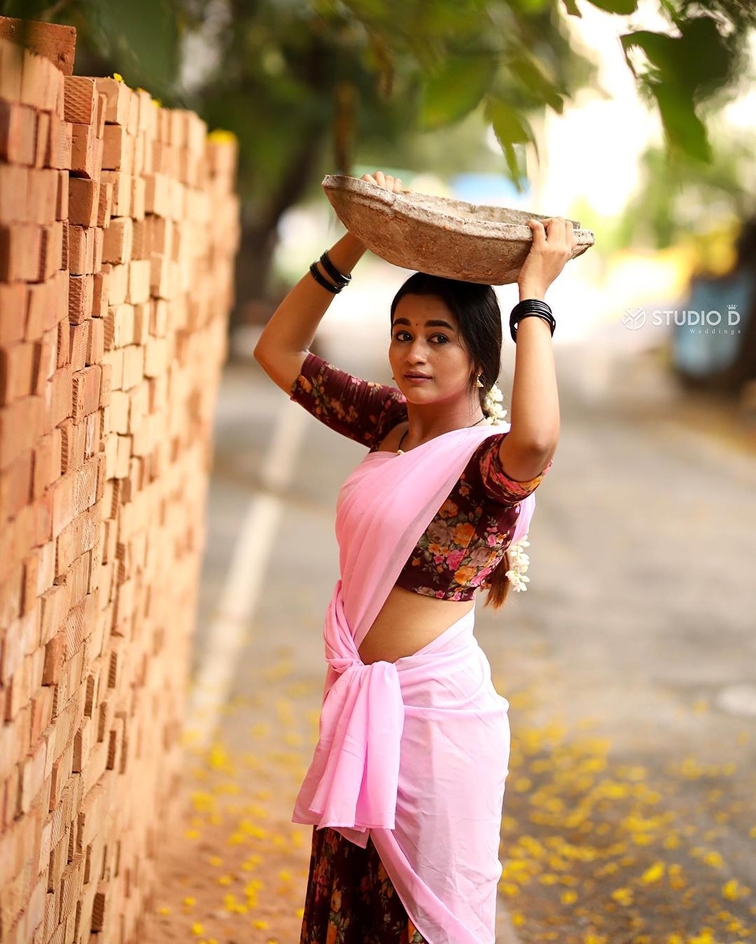 Pandian stores kaavya arivumani as construction employee photos getting viral on social media