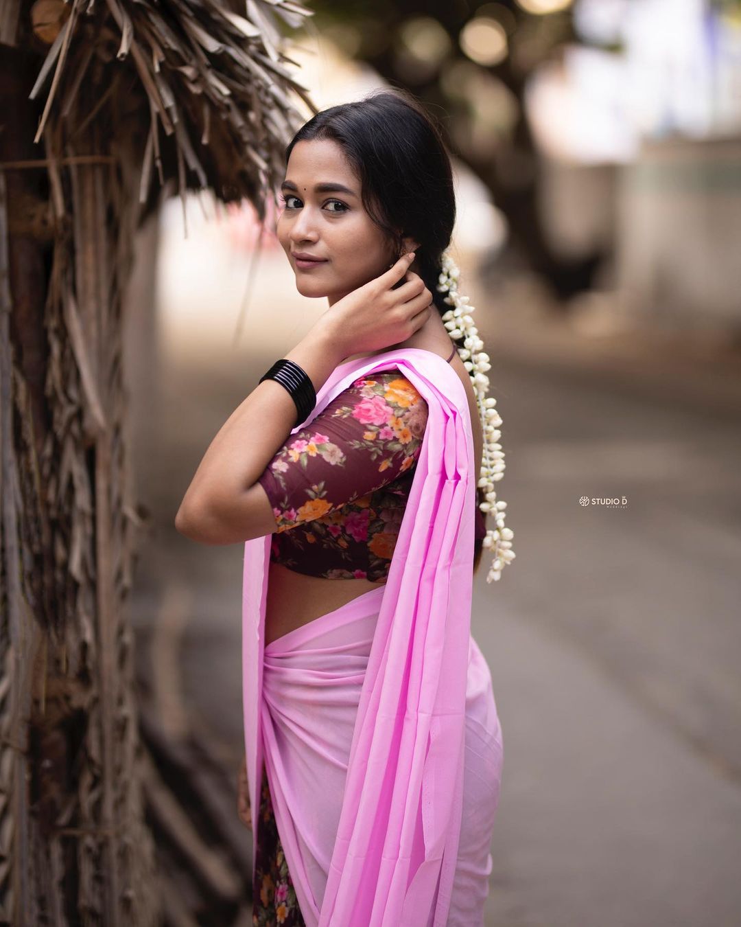 Pandian stores kaavya arivumani as construction employee photos getting viral on social media