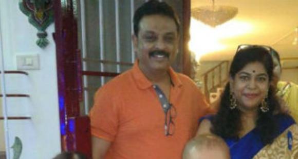 Ex wife ramya ragupathy tries to attack actor naresh while he is staying with pavitra lokesh in apartment