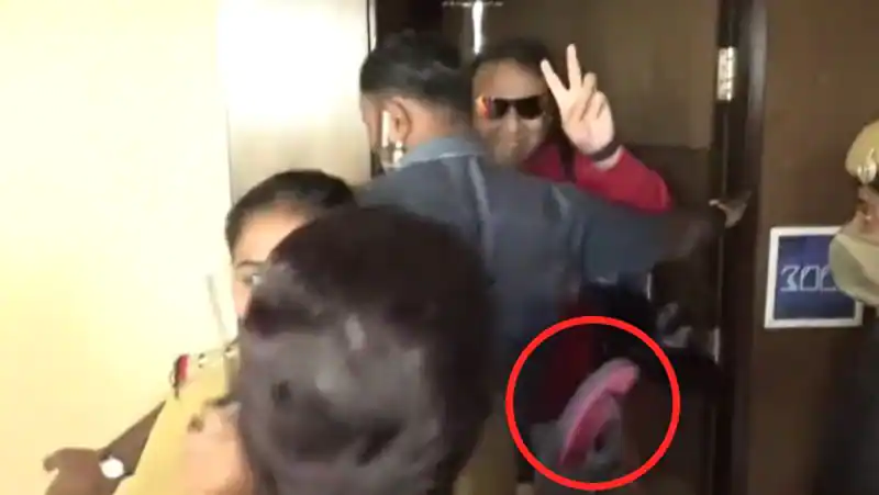 Ex wife ramya ragupathy tries to attack actor naresh while he is staying with pavitra lokesh in apartment