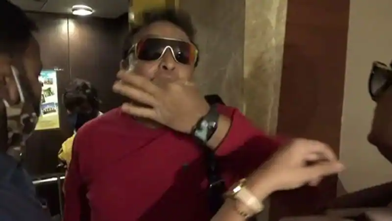 Ex wife ramya ragupathy tries to attack actor naresh while he is staying with pavitra lokesh in apartment