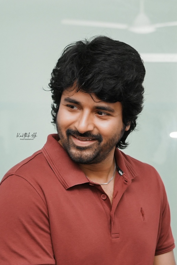 Sivakarthikeyan new look photos getting viral on social media