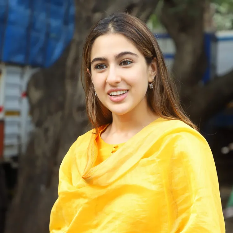 Dhanush movie actress sara alikhan angry on popular bollywood director