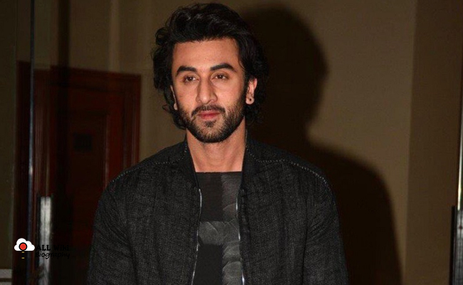 Vijay tv celebrities in bollywood sivaangi and dd with ranbir kapoor photos getting viral