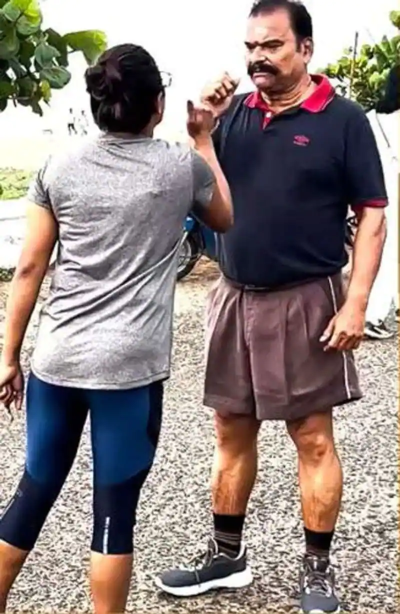 Rekha nair fight with bayilvan ranganathan in thiruvanmaiyur beach video getting viral on social media