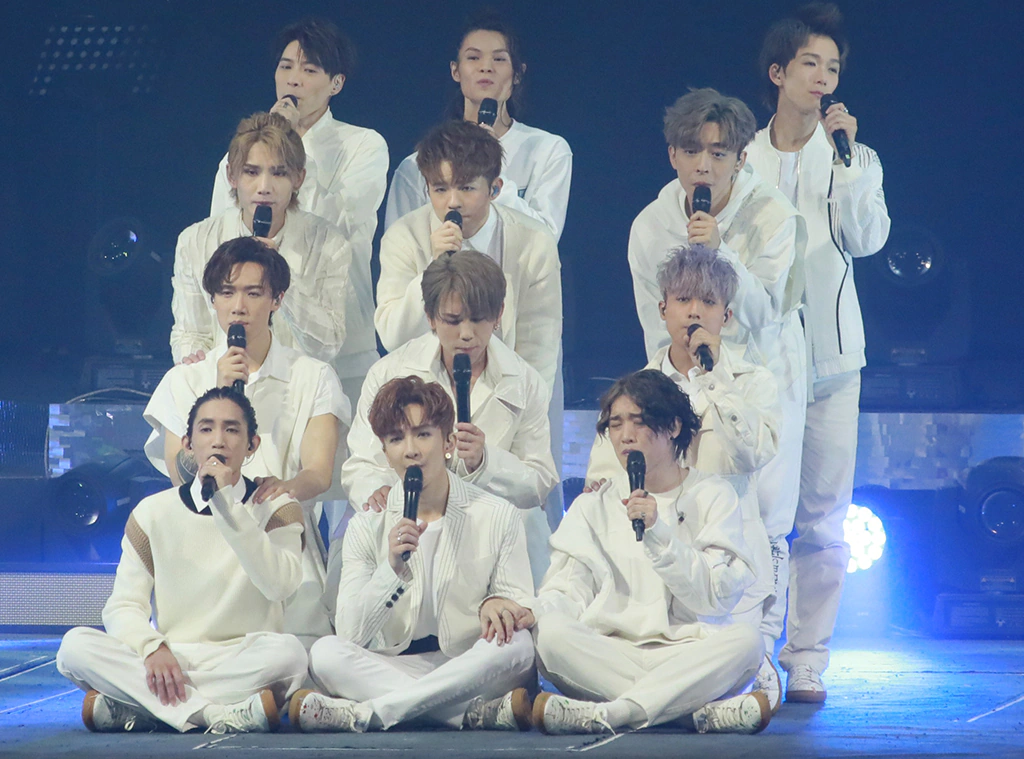 Giant screen fell down on dancer in hong kong concert
