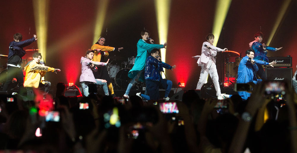 Giant screen fell down on dancer in hong kong concert