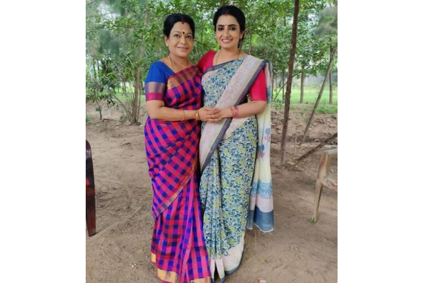 actress again acting in pandian stores shooting spot pic getting viral on social media