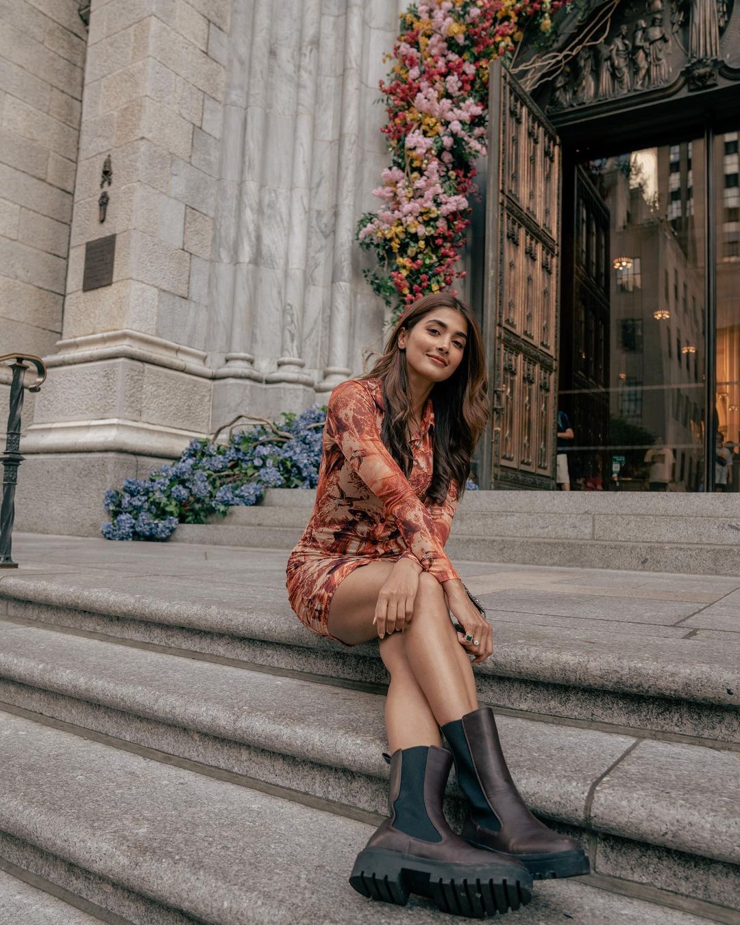 pooja hegde hot photos showing thighs getting viral