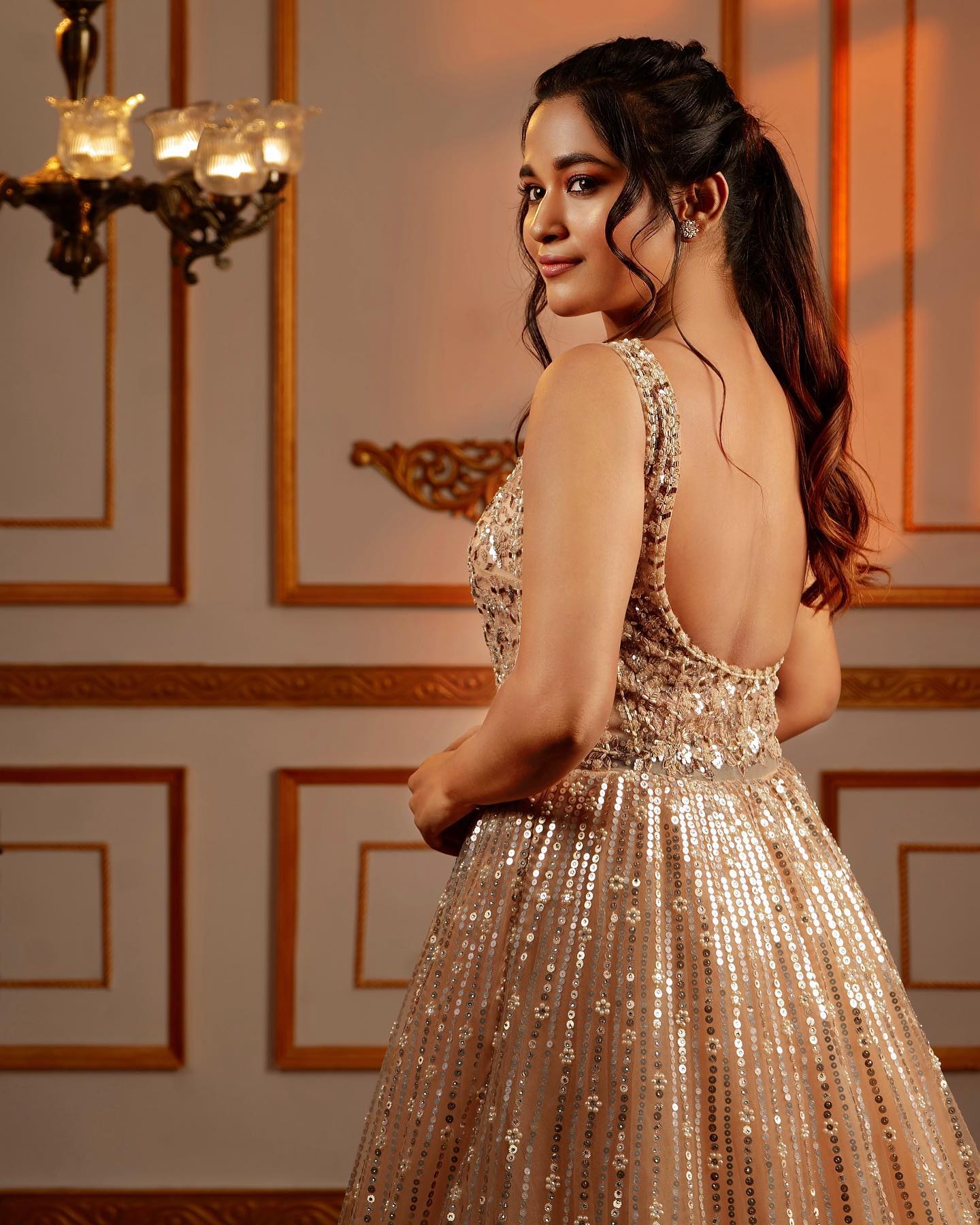 serial actress kaavya arivumani hot photos in saree and grand gown