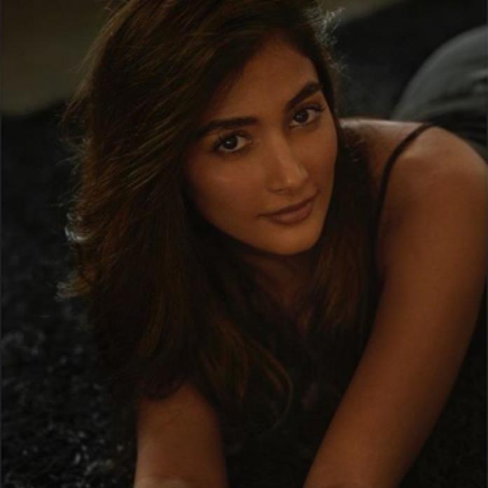 pooja hegde hot photos showing hot look getting viral on social media