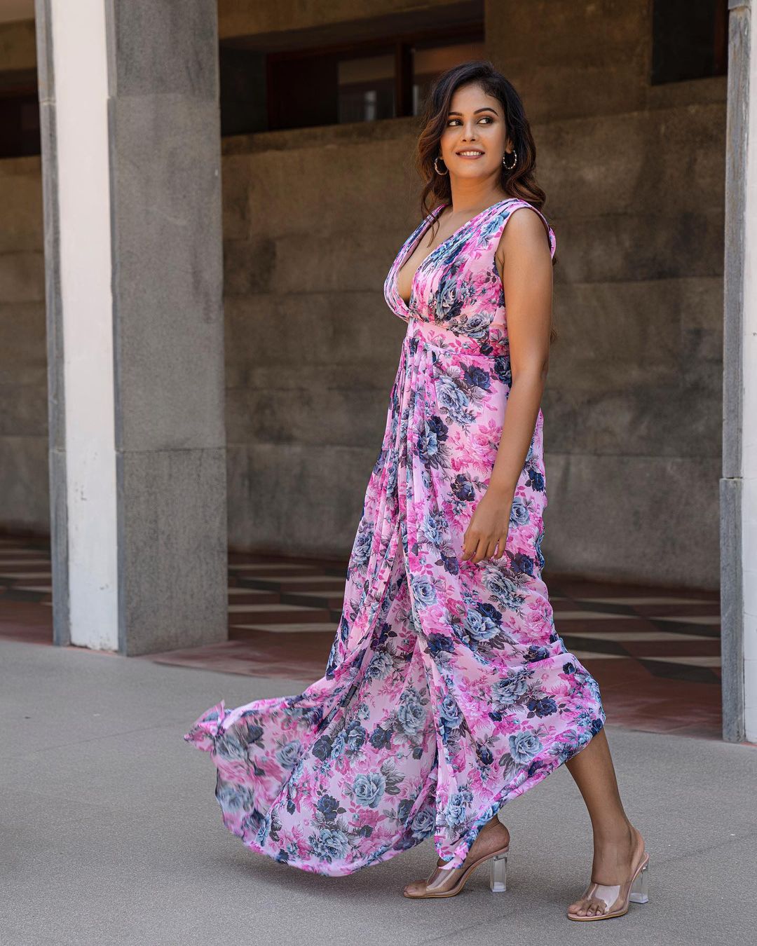 chandhini tamilarasan hot photos showing glamour structure