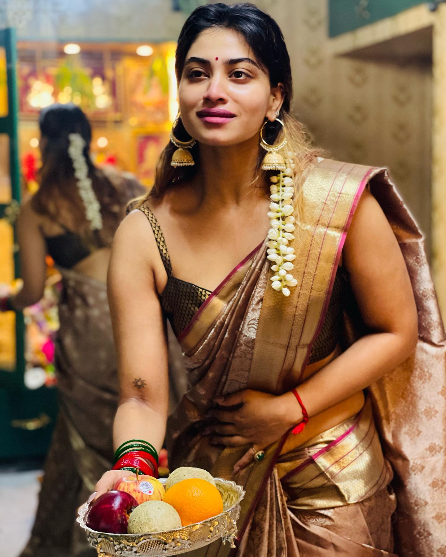 shivani narayanan hot saree photos for vinayagar chathurthi