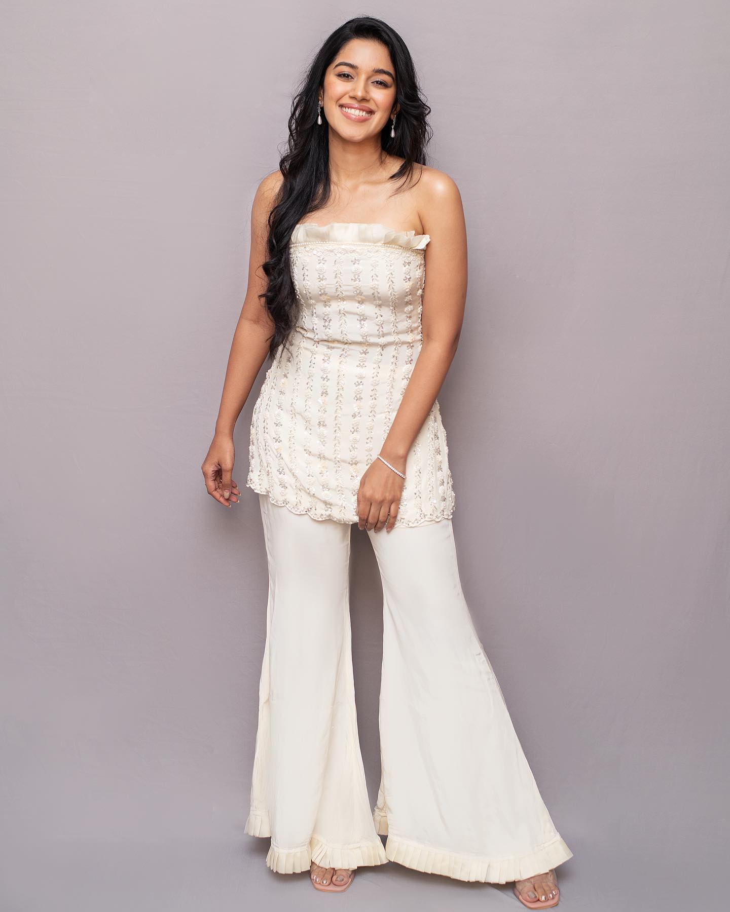 actress mirnalini ravi latest hot photos posing glamour