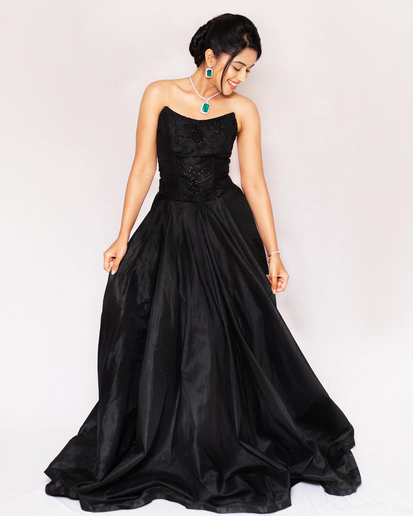 actress mirnalini ravi latest hot photos posing glamour