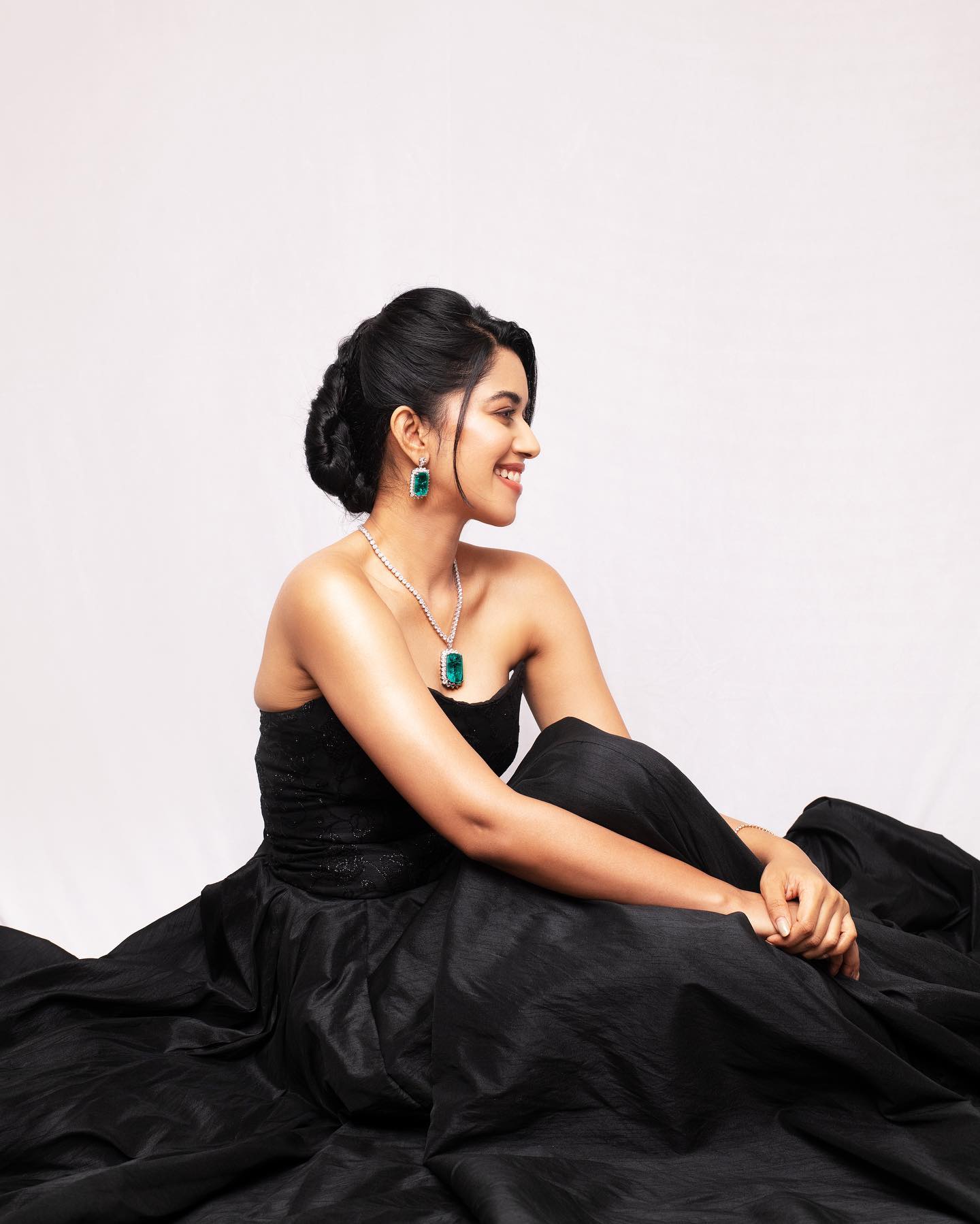 actress mirnalini ravi latest hot photos posing glamour