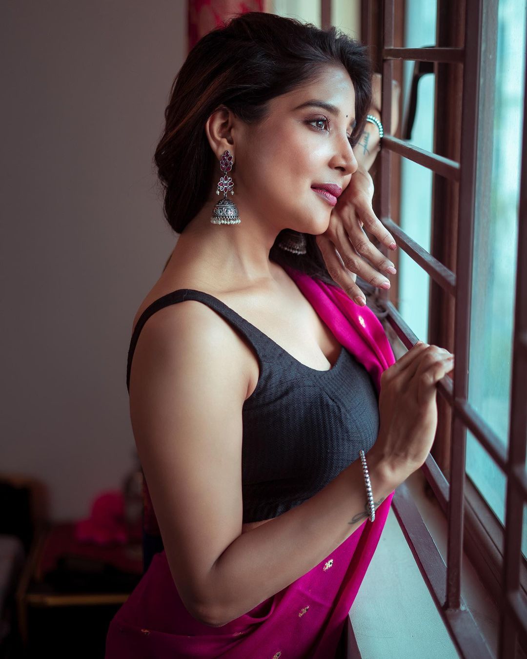 sakshi agarwal hot photos in saree glamour look