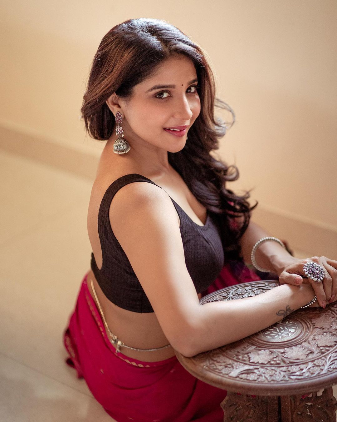 sakshi agarwal hot photos in saree glamour look