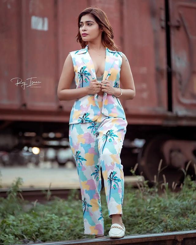 dharsha gupta hot photos and video in ultra glamour look getting viral