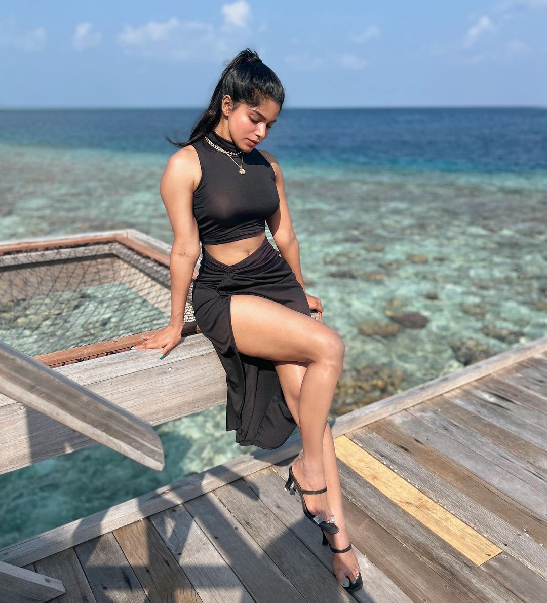 actress divyabharathi hot video in bikini dress getting viral on social media