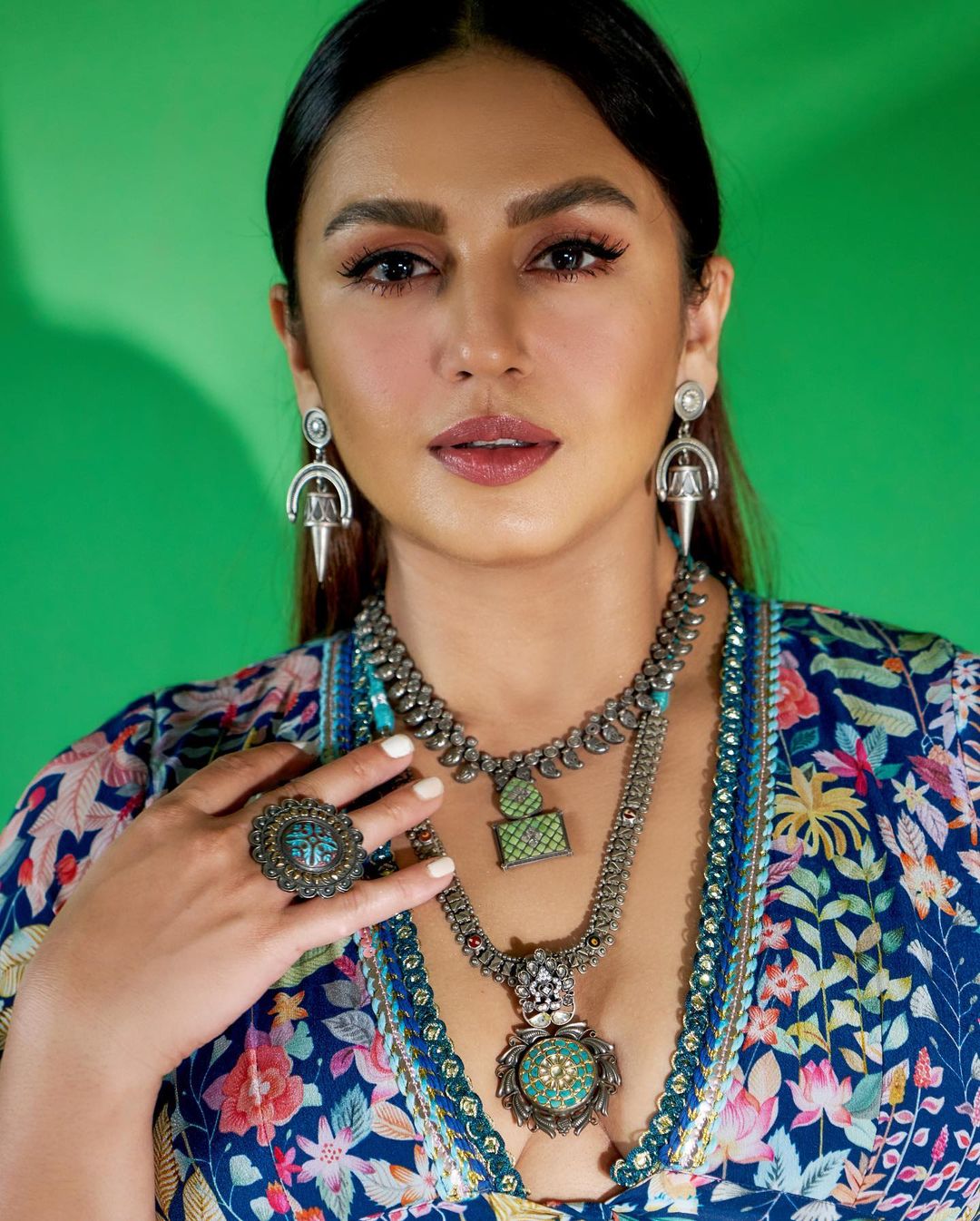 huma qureshi glamour photos getting viral on social media