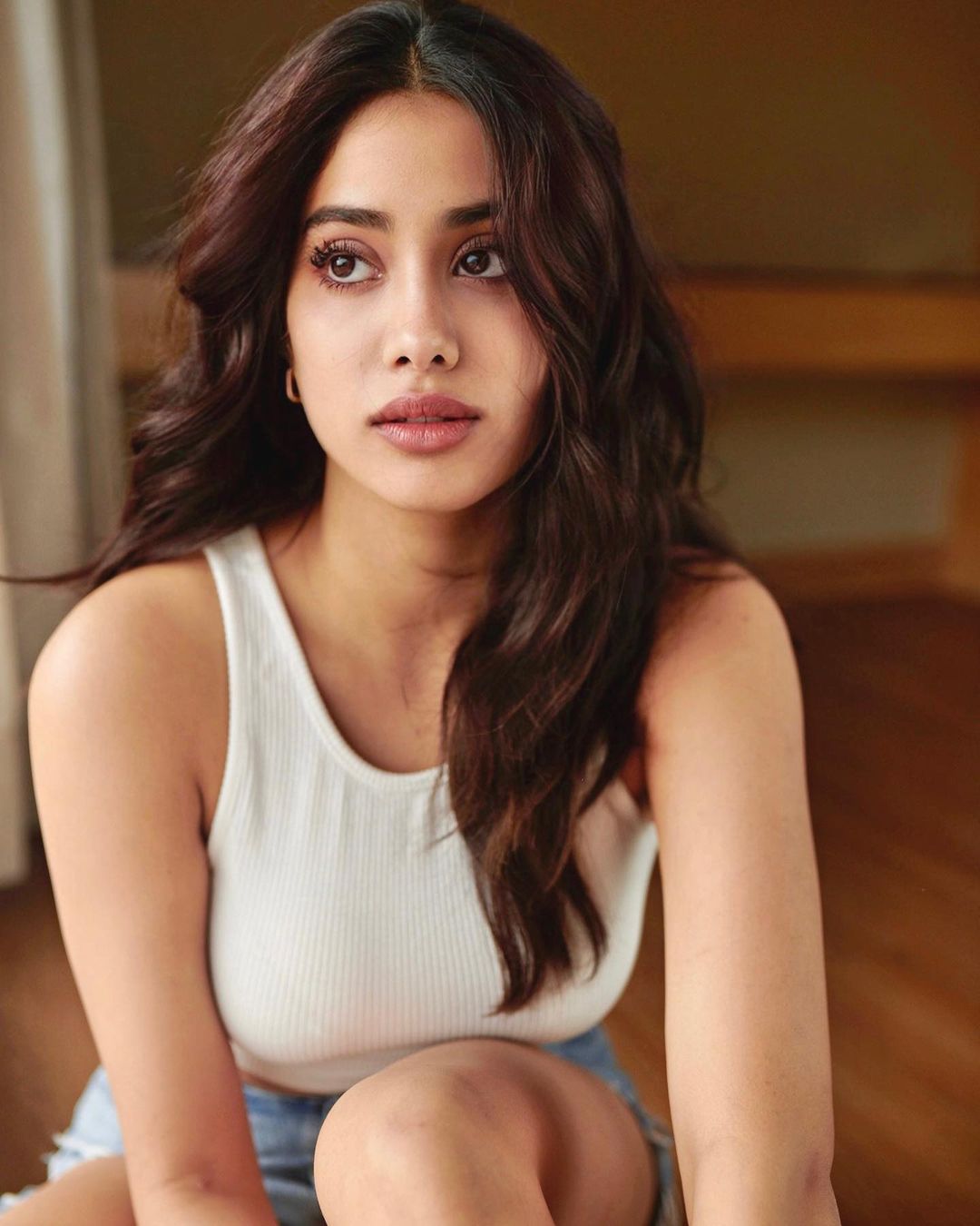 bollywood actress janhvi kapoor glamour pose hot photos getting viral
