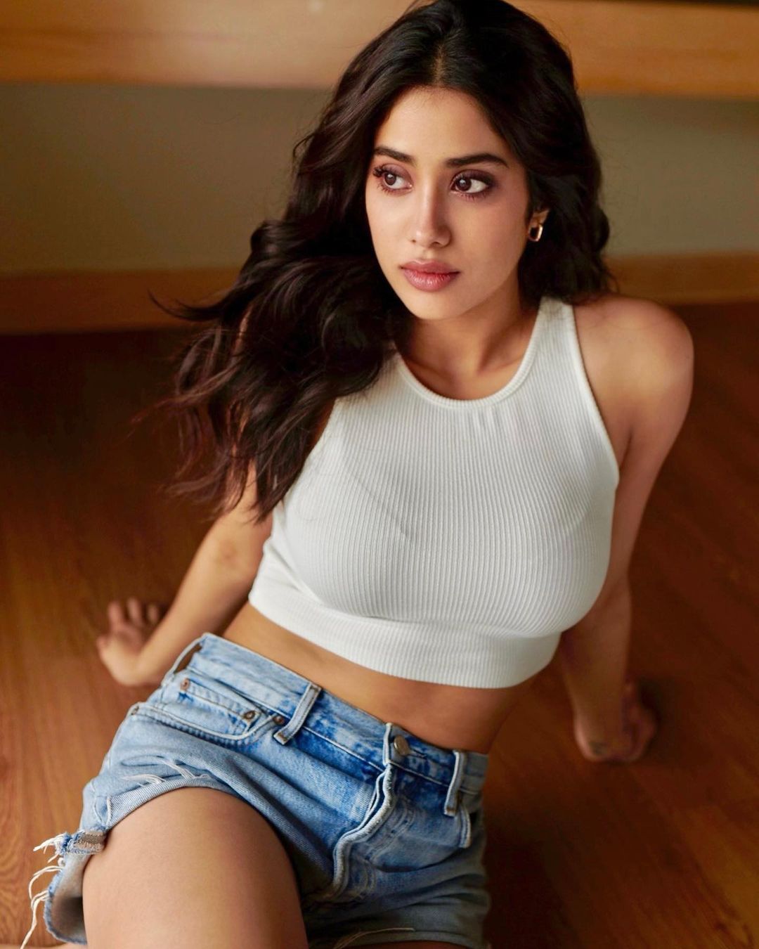 bollywood actress janhvi kapoor glamour pose hot photos getting viral