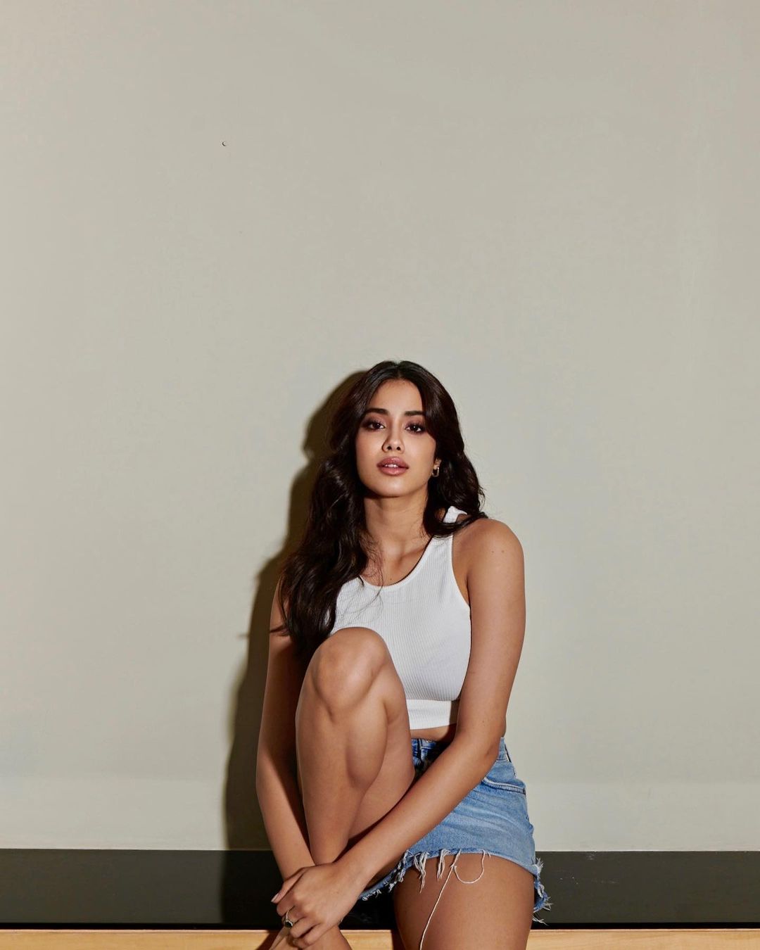 bollywood actress janhvi kapoor glamour pose hot photos getting viral